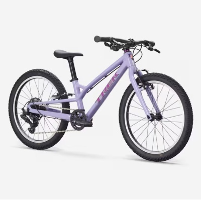 Bicicleta infantil lilás com pneus pretos e texto TREK no quadro