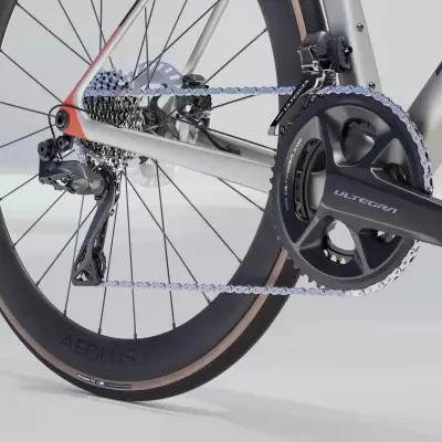 Parte traseira de bicicleta de estrada com aro fibra de carbono, corrente e componentes ULTEGRA