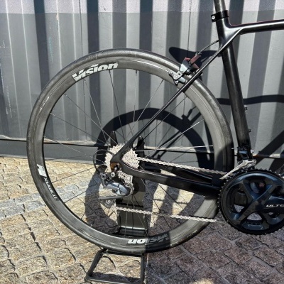 Roda traseira e quadro de bicicleta de estrada preta com aro Vision e sistema Ultegra