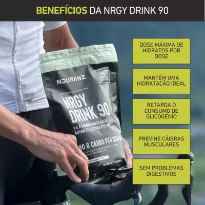 Pacote preto de suplemento em pó NRGY DRINK 90 segurado numa bicicleta.