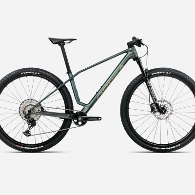 Bicicleta de montanha cinza escuro com pneus Pirelli Scorpion contra fundo branco