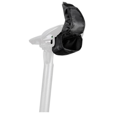 Saco preto para selim de bicicleta fixado num selim cinzento