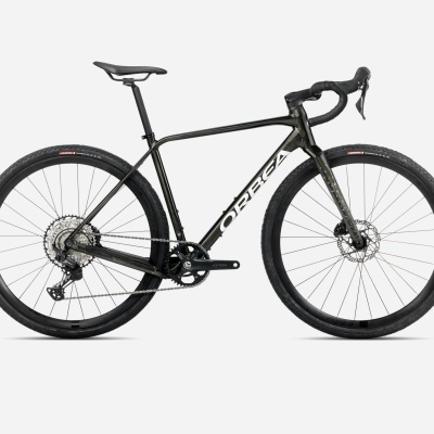 Bicicleta Orbea preta com quadro de carbono e pneus texturizados sobre fundo branco