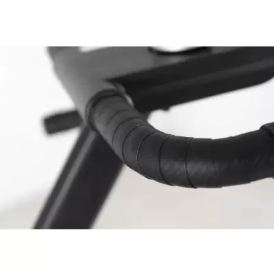 Guiador de bicicleta preto com fita preta enrolada