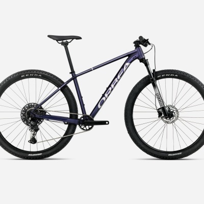 Bicicleta de montanha azul escuro Orbea com pneus Kenda e suspensão dianteira