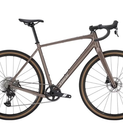 Bicicleta de estrada cinza com pneus castanhos e componentes pretos