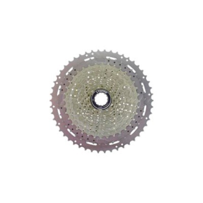 Roda dentada metálica prateada para bicicleta, vista de frente, isolada em fundo branco