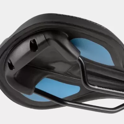 Assento de bicicleta preto com almofadas azuis na base