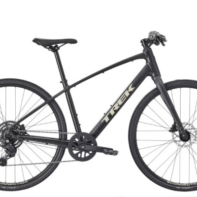 Bicicleta preta TREK de estrada com travões de disco e pneus finos.