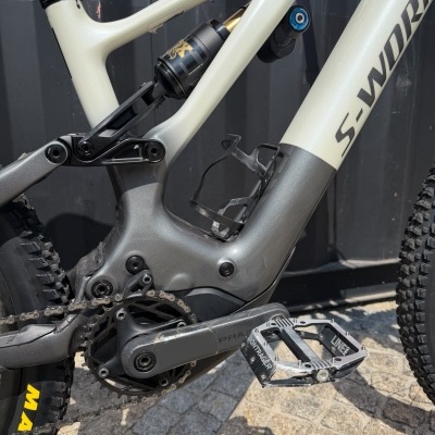Quadro de bicicleta S-WORKS com suspensão e pneu MAXXIS na calçada