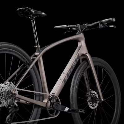 Bicicleta de estrada Trek cinza mate com componentes pretos em fundo preto