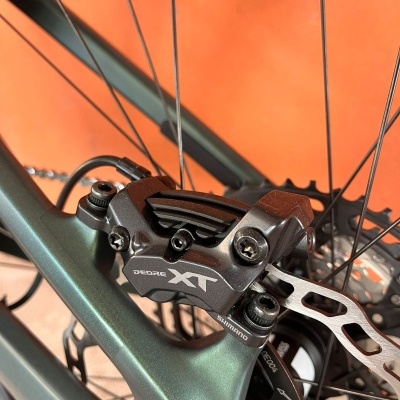 Freio de disco hidráulico Shimano Deore XT montado em bicicleta