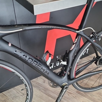 Bicicleta de estrada de carbono preta com logotipo CARRERA em quadro e rodas finas