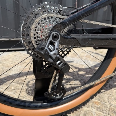 Roda traseira de bicicleta com cassete e desviador GX SRAM.