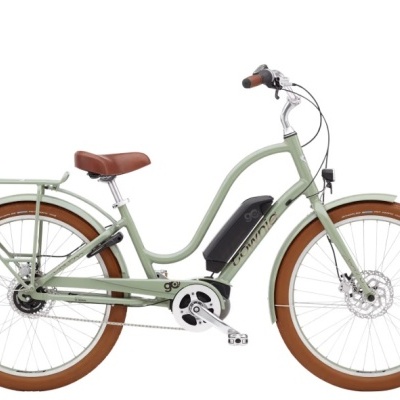 Bicicleta elétrica verde claro com selim e punhos castanhos e bateria preta.