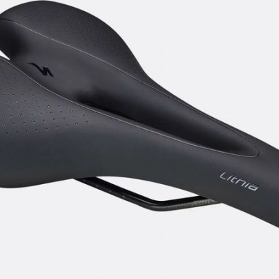 Selim preto para bicicleta com textura perfurada e texto LINHA