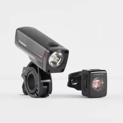 Luzes para bicicleta Trek preta, frontal e traseira, com suportes, sobre fundo branco