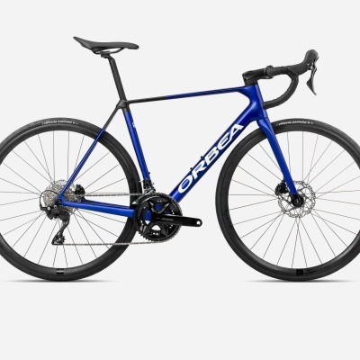 bicicleta de estrada azul metálico e preto Orbea com pneus pretos e travões de disco