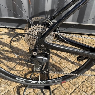 Roda traseira de bicicleta com cassete, corrente e desviador Shimano 105.