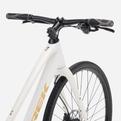 Bicicleta branca com detalhes dourados e guiador preto