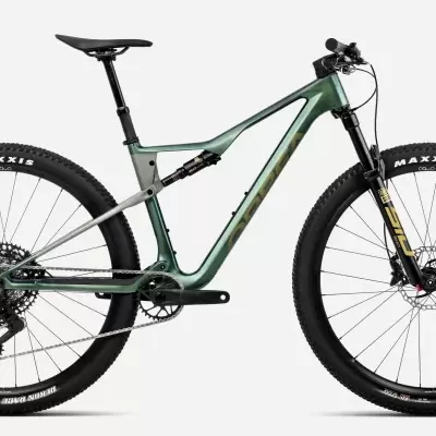 Bicicleta de montanha verde com pneus pretos Maxxis e suspensão RockShox