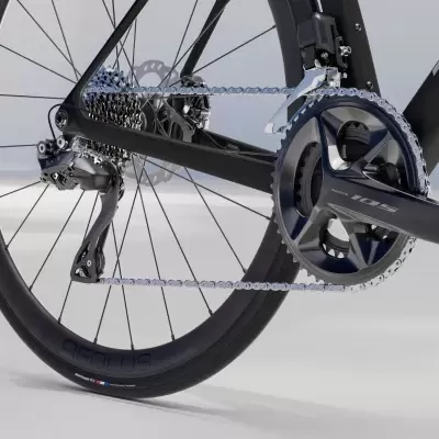 Secção traseira de bicicleta de estrada com armação negra e pneu MICHELIN PRO4 ENDURANCE.