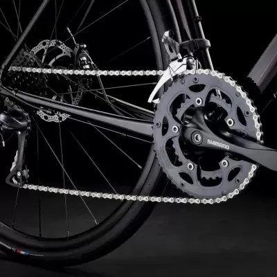 Transmissão e roda traseira de bicicleta com componentes Shimano em fundo escuro