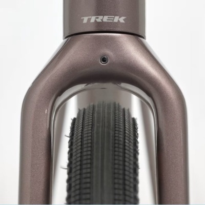 Garfo de bicicleta castanho com marca TREK e pneu preto com sulcos
