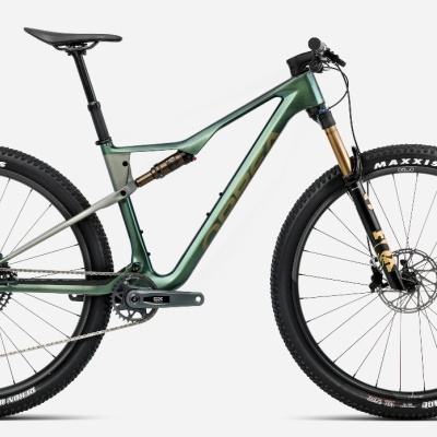 Bicicleta de montanha verde metálico com suspensão FOX e pneus Maxxis
