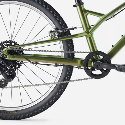 Roda traseira e quadro verde de bicicleta de montanha