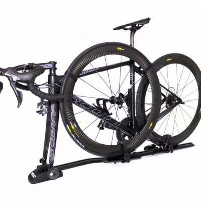 Bicicleta de estrada preta com pneus largos para suporte