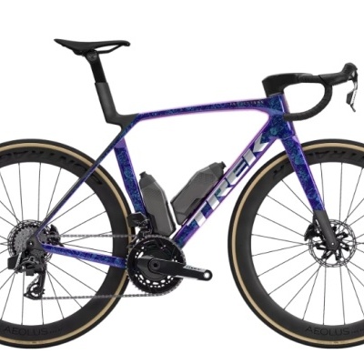 Bicicleta de estrada azul e roxa com rodas de perfil alto e acessórios pretos