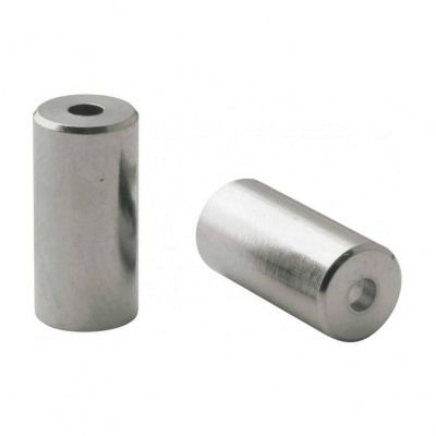 Dois cilindros metálicos prateados com orifício no centro sobre fundo branco.