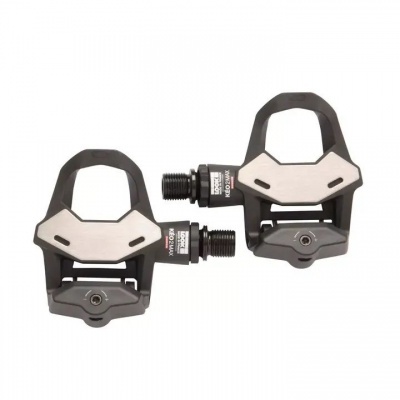 Par de pedais de bicicleta de estrada pretos com placa frontal prateada e texto 'LOOK' e 'KEO 2 MAX'.