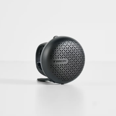 Coluna portátil preta com padrão de furos e texto TREKII