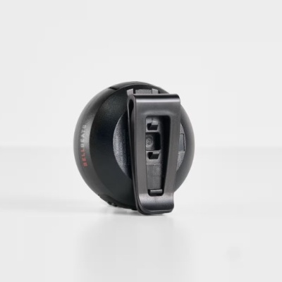 Dispositivo pequeno redondo preto com clipe em fundo branco