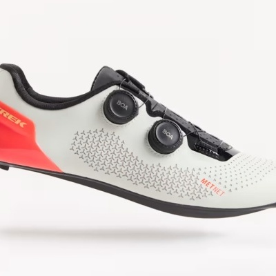 Sapato de ciclismo branco e vermelho com fecho BOA