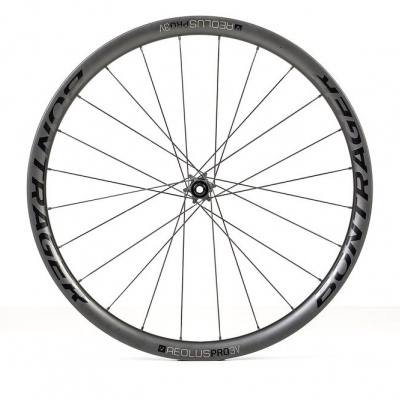 Roda de bicicleta preta com aro de carbono e texto Bontrager