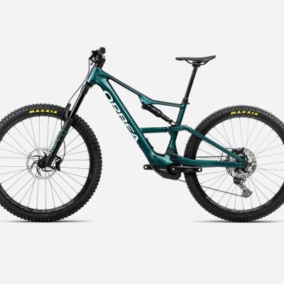 Bicicleta de montanha elétrica ORBEA azul-esverdeada com pneus Maxxis pretos