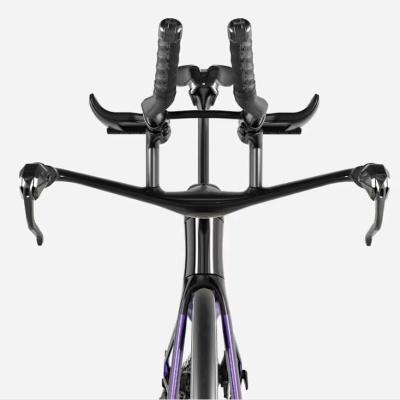 Bicicleta de estrada com guiador aerodinâmico preto e quadro preto com detalhes em roxo