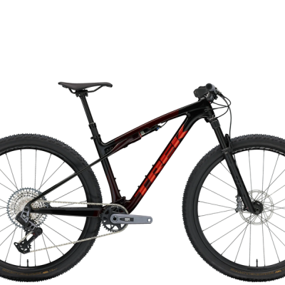 Bicicleta de montanha Trek preta com detalhes vermelhos e suspensão dianteira