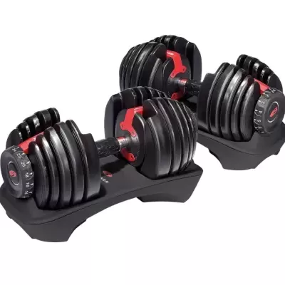 Par de halteres ajustáveis pretos e vermelhos com bases de suporte pretas