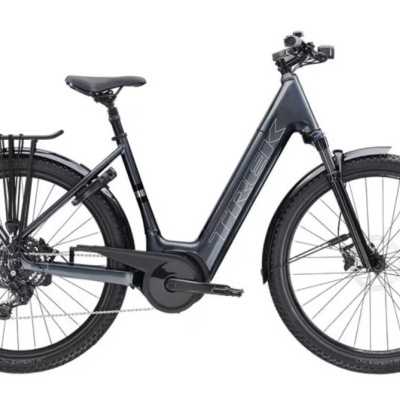 Bicicleta elétrica preta com quadro em alumínio e pneus grossos