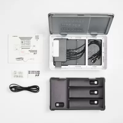 Kit de organização e carregamento com caixa branca e tampas cinza e preta, cabos USB, manual e adesivos