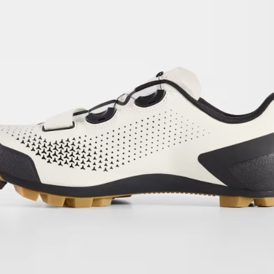 Sapatilha desportiva branca com detalhes pretos e sola castanha
