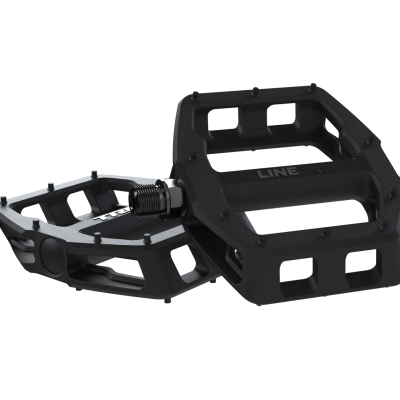 Par de plataformas de pedal pretas para bicicleta com corpo recortado e detalhes texturizados