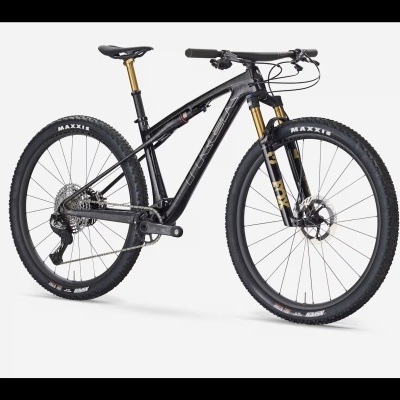 Bicicleta de montanha preta com pneus Maxxis e suspensão Fox