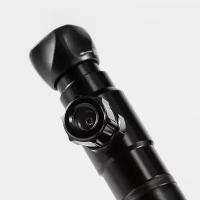 Telescópio preto metálico com visor angular e roda de ajuste