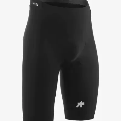 Calção desportivo preto com logo branca e etiqueta texturada na cintura