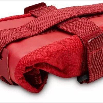 Bolsa compacta vermelha com tiras de velcro e tecido reforçado